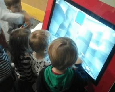 children-with-interactive-table